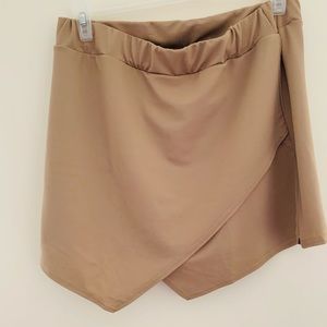 BooHoo tan skort is NWT size 16